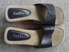 BLACK LEATHER AND WOOD WEDGE MULES BY FAITH SHOES. SIZE 4