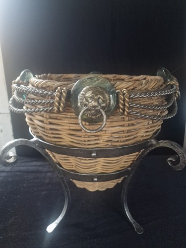 Vintage wicker basket - basket, /