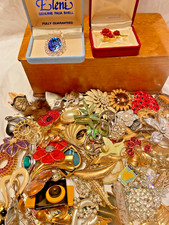 VINTAGE MIXED LOT 94 BROOCH COSTUME JEWELLERY IN OLD BOX ALL HAVE PINS NOT SCRAP