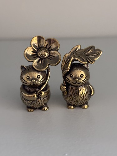 Small brass cat figurines - brass,