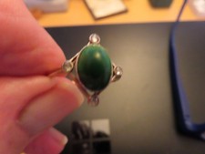 18CT SOLID YELLOW GOLD OVAL-CUT NEPHRITE JADE & STONE RING 3grms TOTAL WEIGHT