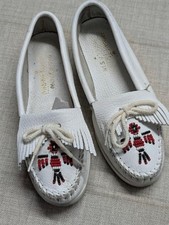 womens MINNETONKA leather MOCCASINS beaded shoe 9 white INDIAN PRINT thunderbird