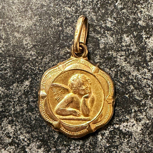 9ct yellow gold round cherub - 9ct,