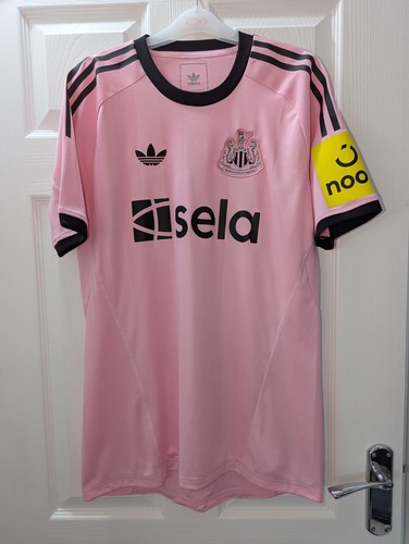 Newcastle pink goalkeeper - newcastle,