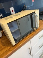 Breville Microwave Oven Cream White Model: B17E9CMSC With Plate Used
