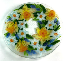 Handcrafted Glass Plate Flowers Daffodils Spring Floral  7-3/4”