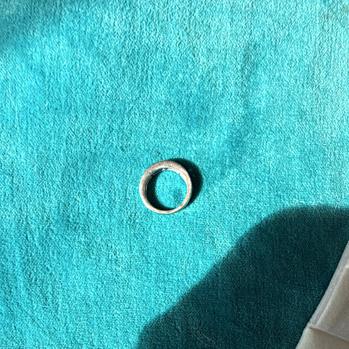9ct white gold - 9ct, channel-set