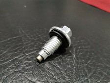 Magnetic oil drain plug