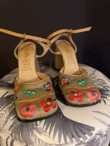 Square toe leather embroidered - square,