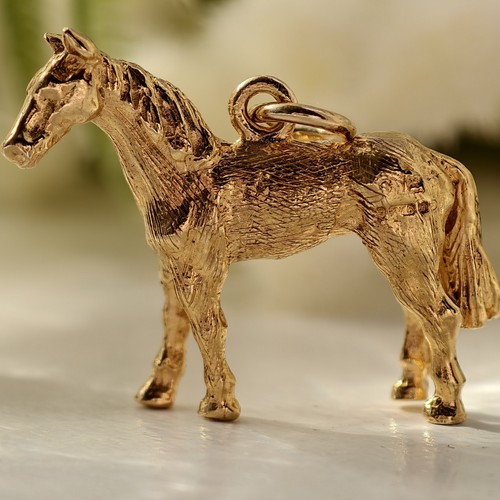 Large 9ct solid gold - 9ct, horse