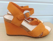 CLARKS SIZE 6.5 D ORANGE SUEDE