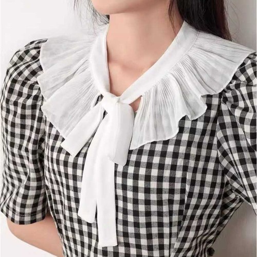Laced fake collar - up,