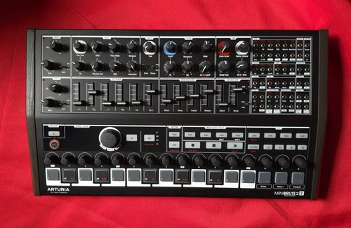 Arturia minibrute noir - 2s,