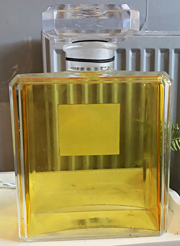 Chanel parfum display - chanel, no
