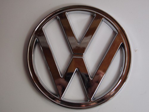 Front grill badge - front,
