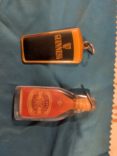 Pair collectable keyrings - of,