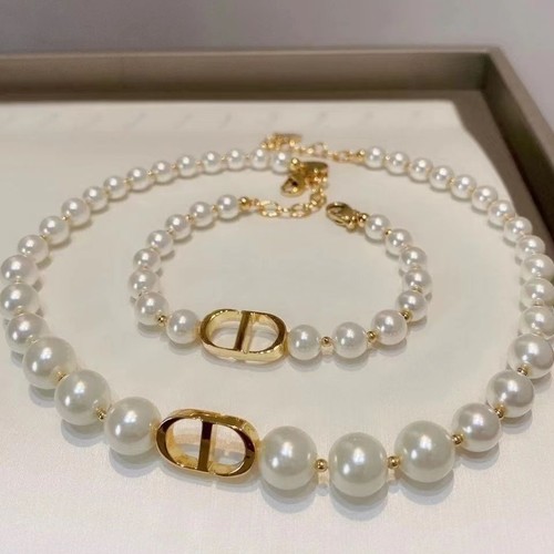 Pearl necklace bracelet - &,