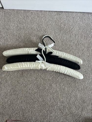 Set padded coat hangers - of,