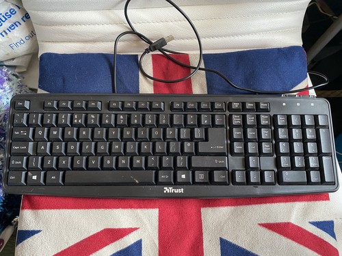 Trust classicline 17185 qwerty - trust,