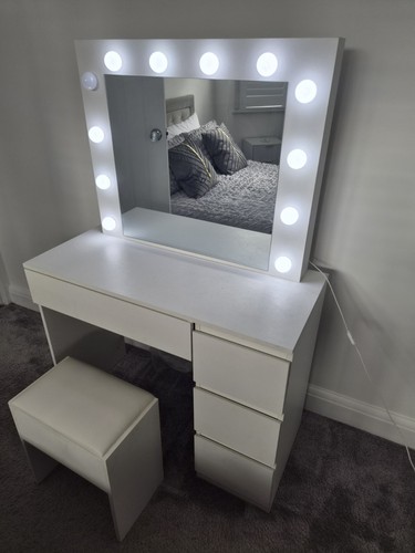 Hollywood dressing table with - dressing,