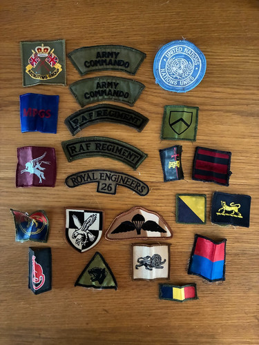 Various military cloth - various, badges