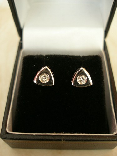 Pair carat white gold - pair, of
