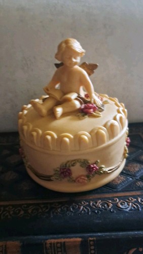 Dezine round covered angel - round,