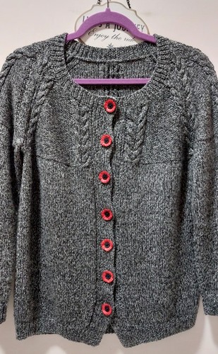 Handknitted cable lightweight