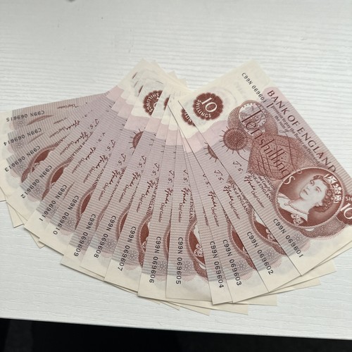 Ten shilling notes - x,