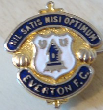 EVERTON FC Vintage club crest type badge Brooch pin In gilt 21mm x 23mm