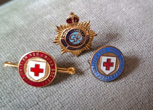 Enamel pin badges red - 3,