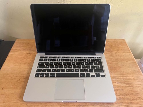Used apple macbook - used,