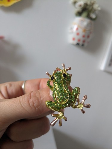 Pretty sparkly frog brooch - sparkly,