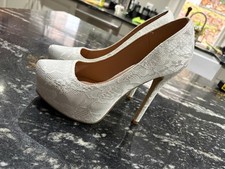 White fabric outer saucy