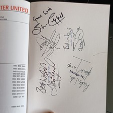 football autographs !! MANCHESTER UNITED YEAR BOOK WITH LOTS OF SIGNATURES