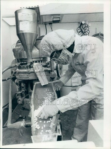 1983 press photo worker - worker, at