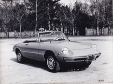 ALFA ROMEO SPIDER 1750 FARINA CIRCA 1967 L.H.D. CAR PHOTOGRAPH.