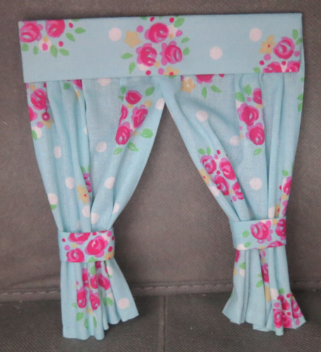 Light blue pink white - &,