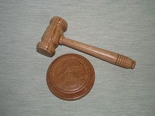 SMALL OAK GAVEL AND BLOCK