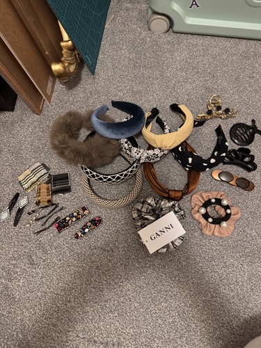 Bundle hair accessories - of,