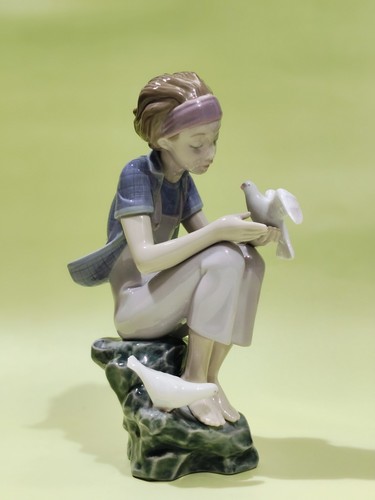 Lladro figurine playing with - ",