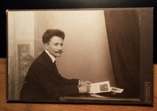Man with beard at desk - backdrop / KAB Gustav Hemstedt Kassel