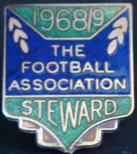 THE FOOTBALL ASSOCIATION 1968-69 STEWARD Badge Brooch pin In gilt 25mm x 29mm