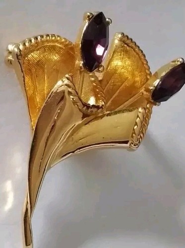 Vintage small gold tone signed - vintage,