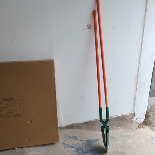 Bulldog post hole - post, digger