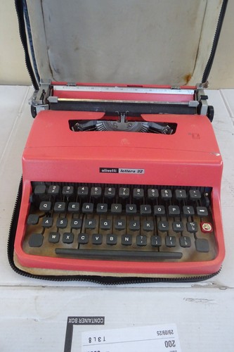 Olivetti letter typewriter - letter,