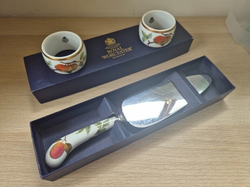 Royal worcester evesham cake - evesham,
