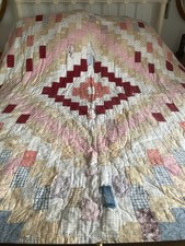 A LARGE ANTIQUE  AMERICAN PATCHWORK QUILT / THROW.