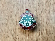 BUTLINS ENAMEL PIN BADGE CHRISTMAS XMAS 1960
