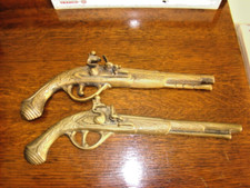VINTAGE BRASS DECORATIVE WALL HANGING FLINTLOCK PISTOLS